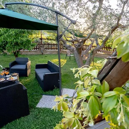 Iushi House Apartmán